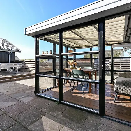 Spacious Well-kept Summerhouse By North Sea Sj593
